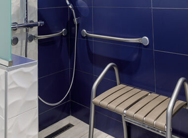 Installation pour personne à mobilité réduite dans une douche