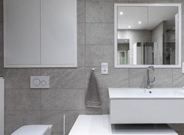 Une rénovation de salle de bain : mobilier, wc, vasque et miroir